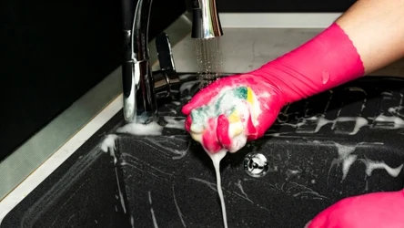 Z naszymi domowymi sposobami w mig doczyścisz każde zabrudzenie na czarnej armaturze. 