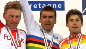 Romans Vainsteins, były mistrz świata w kolarstwie szosowym z 2000 r., został zatrzymany przez włoską policję. Na powyższym archiwalnym zdjęciu widoczny jest w środku - po lewej wicemistrz Zbigniew Spruch, po prawej Hiszpan Oscar Freire