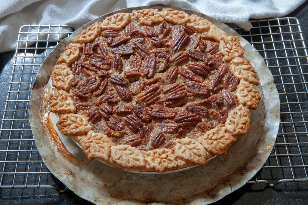 Pecan Pie możesz pięknie udekorować i podać na Wielkanocnym stole