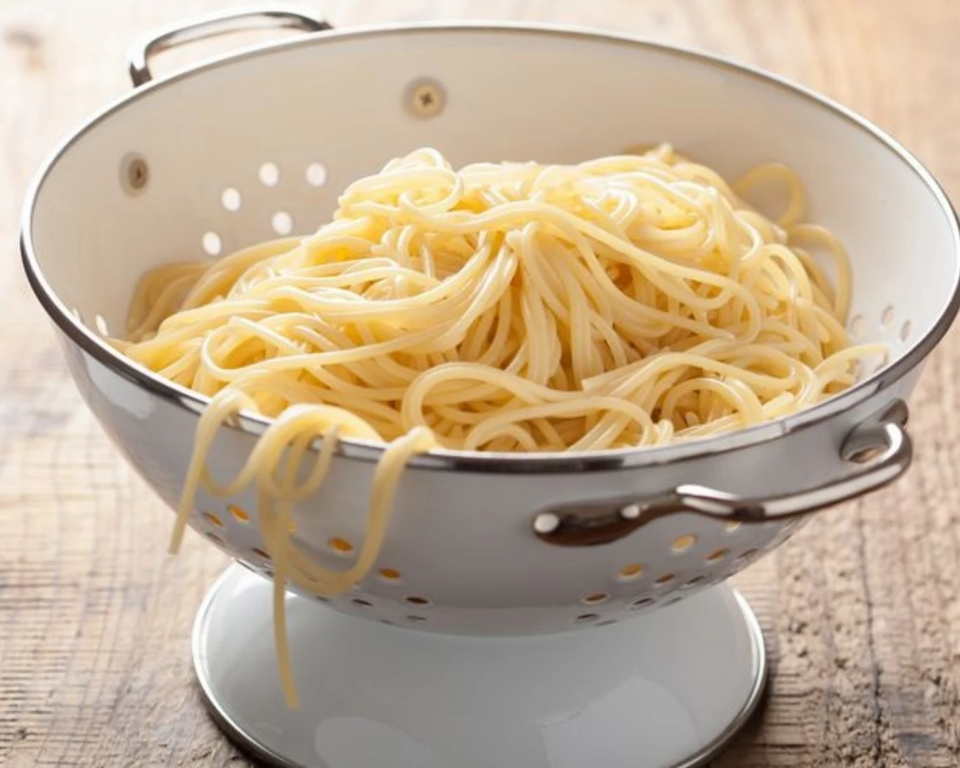 Nie chcesz więcej widzieć sklejonego makaronu? Wypróbuj trik włoskich kucharzy Nie chcesz więcej widzieć sklejonego makaronu? Wypróbuj trik włoskich kucharzy
