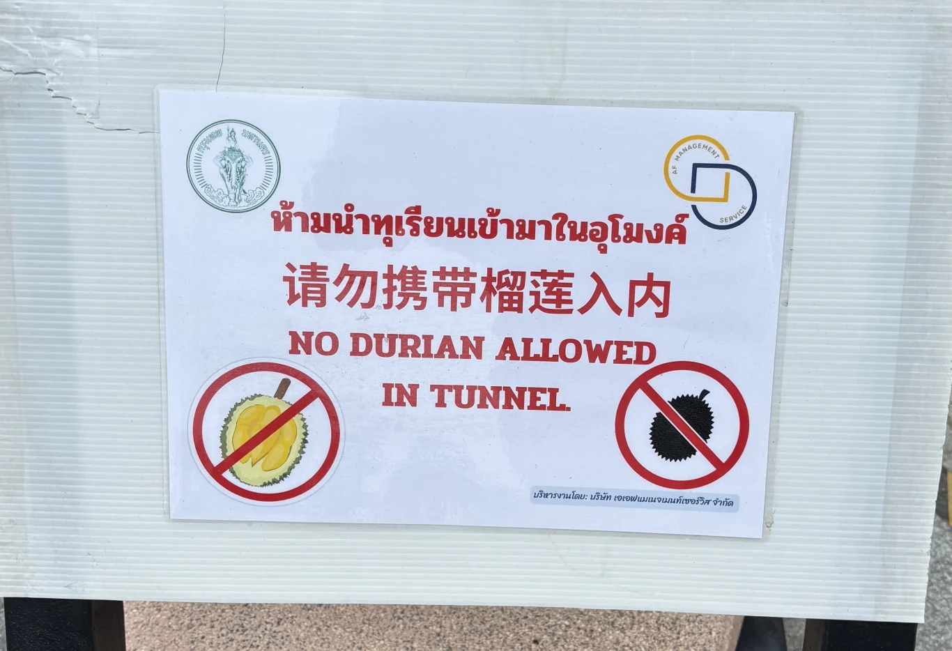 Zakaz dotyczący duriana w jednym z tuneli dla pieszych w Bangkoku