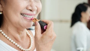 Masz już w kosmetyczce? Szminka wizualnie odmładza. Odejmie nawet kilka lat