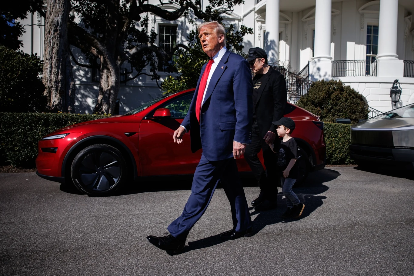 Donald Trump, Elon Musk i jego syn X przed Białym Domem