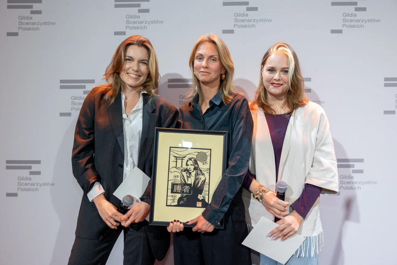 Klara Kochańska-Bajon, Dorota Trzaska i Nina Lewandowska z nagrodą za najlepszy scenariusz serialu fabularnego, fot. Katarzyna Średnicka