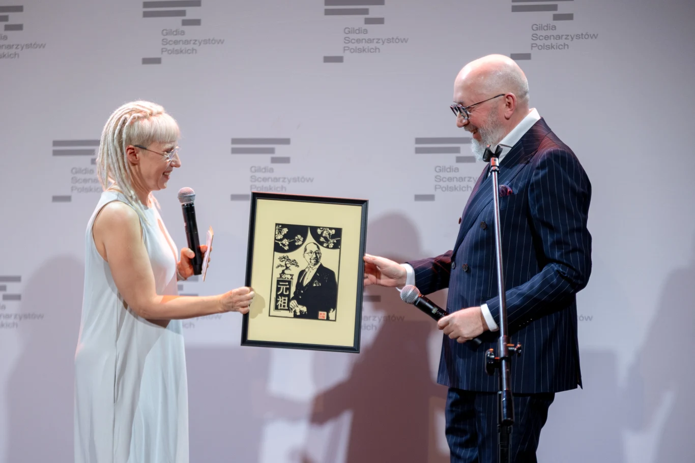 Agnieszka Kruk z zarządu Gildii Scenarzystów Polskich i Maciej Ślesicki z Nagrodą Specjalną za wkład w rozwój branży filmowej, fot. Katarzyna Średnicka