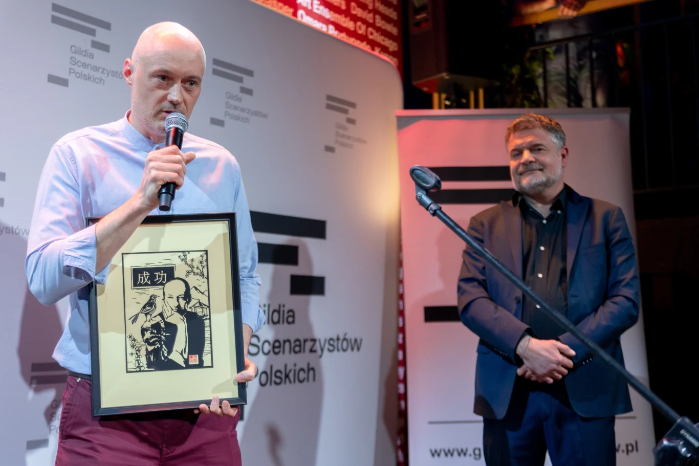 Michał A. Zieliński z nagrodą za najlepszy scenariusz pełnometrażowego filmu fabularnego "Kos" i Igor Brejdygant z zarządu Gildii Scenarzystów Polskich, fot. Katarzyna Średnicka
