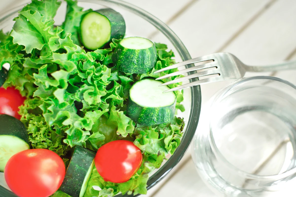 Woda przyspiesza metabolizm, ułatwia spalanie kalorii i zwiększa tempo spalania tkanki tłuszczowej. Jest niezbędna w procesie odchudzania Woda przyspiesza metabolizm, ułatwia spalanie kalorii i zwiększa tempo spalania tkanki tłuszczowej. Jest niezbędna w procesie odchudzania