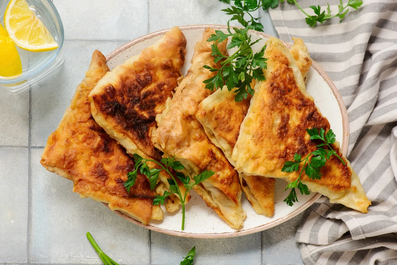 Tosty z serka wiejskiego to smaczna propozycja na obiad lub kolację.