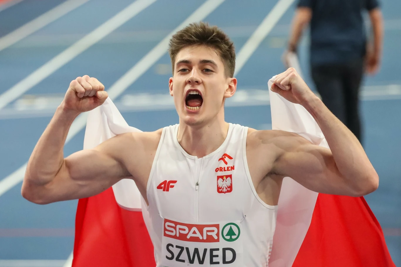 Maksymilian Szwed cieszy się ze srebrnego medalu mistrzostw Europy