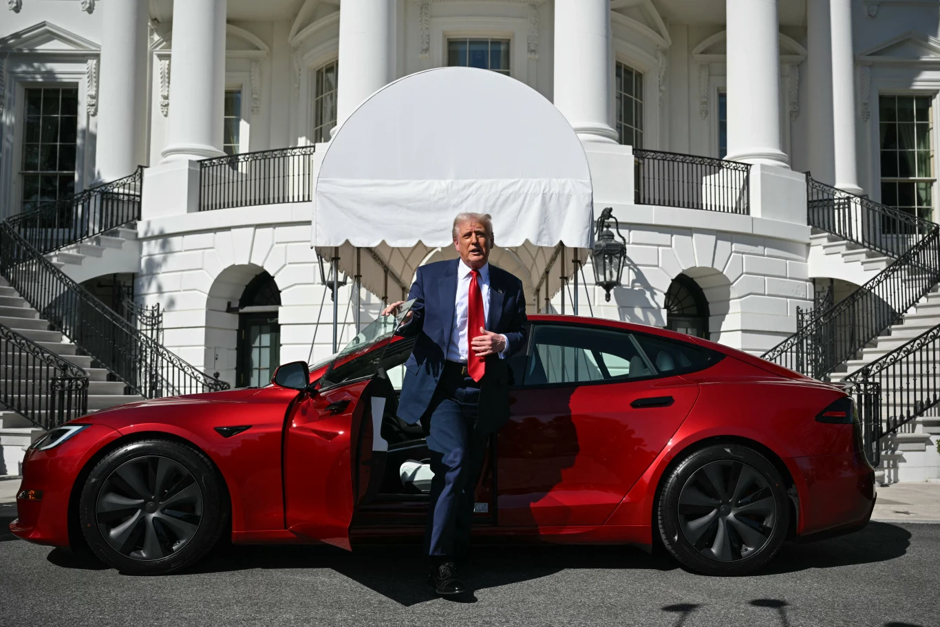 Cła wprowadzone przez Donalda Trumpa dosadnie wpłynęły na branżę motoryzacyjną. Donald Trump stara się uratować sytuację Tesli.