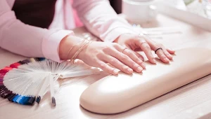 Ten manicure będzie wiosennym hitem. Poproś stylistkę o paznokcie w tym pastelowym tonie