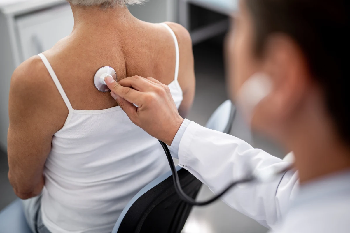 Objawy krztuśca dokuczają tygodniami. Choroba może uszkodzić płuca, mózg czy uszy