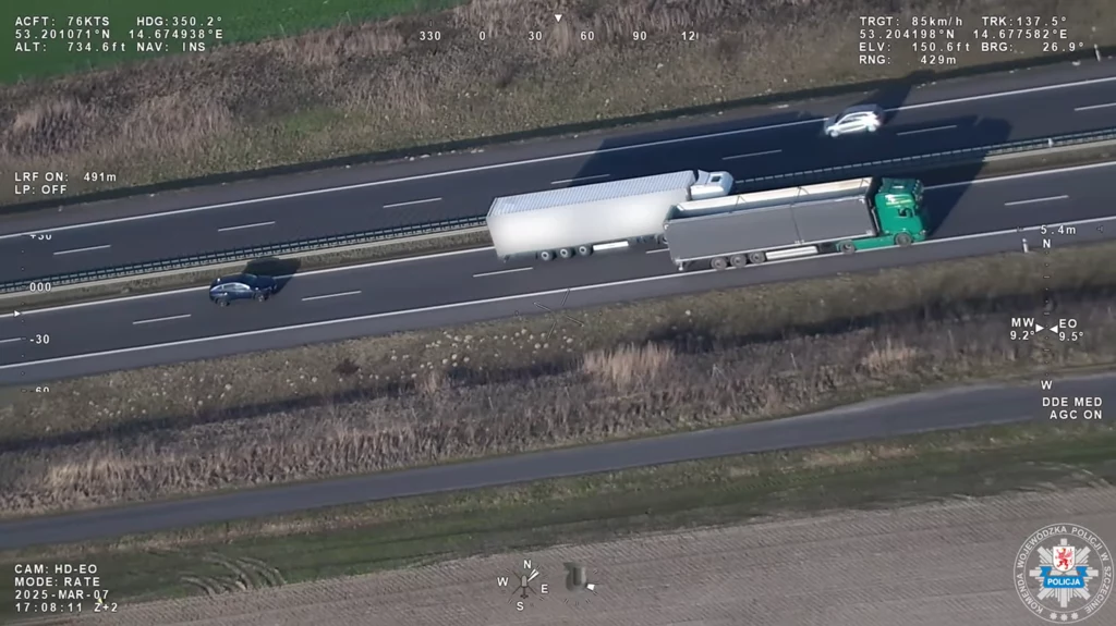 Policyjny śmigłowiec "Orzeł Pomorza" patrolował autostrady i drogi ekspresowe.