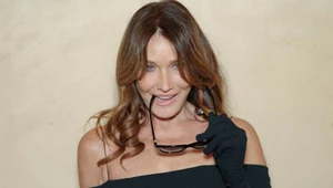 Zjawiskowa Carla Bruni na pokazie. Ikona lat 90. wciąż zachwyca 