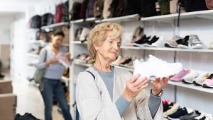 60-latko, to najlepsze buty na wiosnę. Stylowe i tak wygodne, że nie czuć ich na nodze