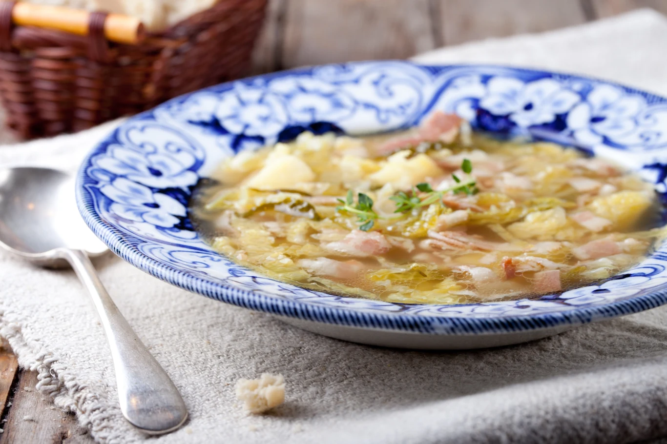 Kapuśniak z włoskiej kapusty jest delikatniejszy w smaku niż ten tradycyjny