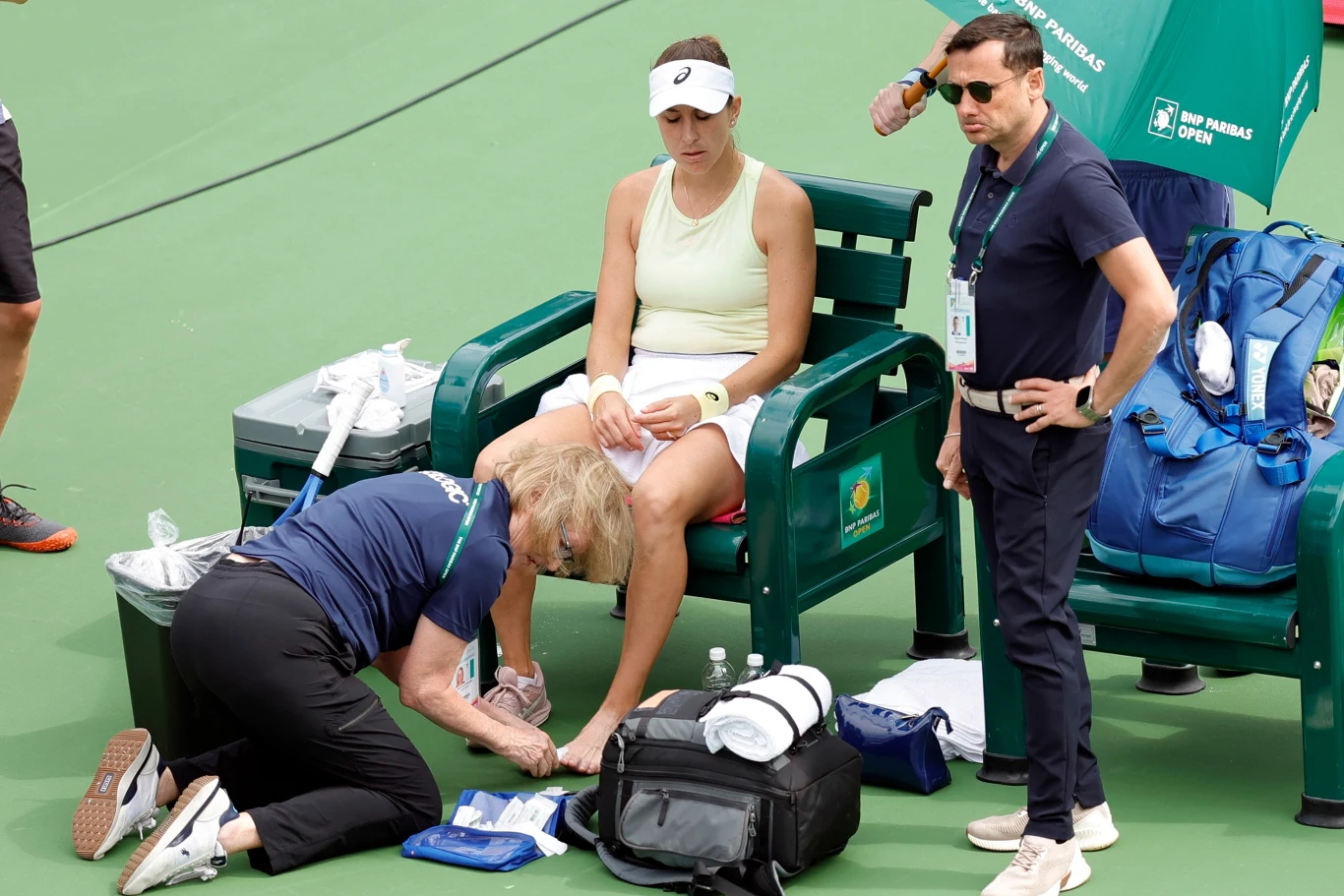 Pomoc medyczna dla Belindy Bencic po pierwszym secie jej starcia z Coco Gauff