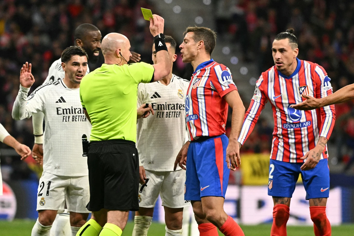 Szymon Marciniak w trakcie meczu Atletico - Real Madryt