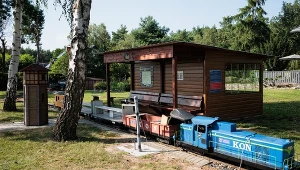 Atrakcja w sam raz na wycieczkę z dziećmi. Miłośnicy kolei będą w siódmym niebie