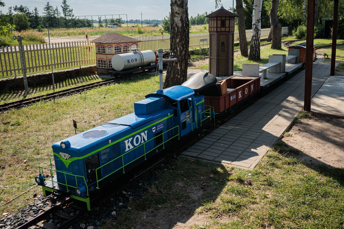 Przejażdżka kolejką po miniaturowym świecie kolei to świetna zabawa zarówno dla dorosłych, jak i dzieci. 