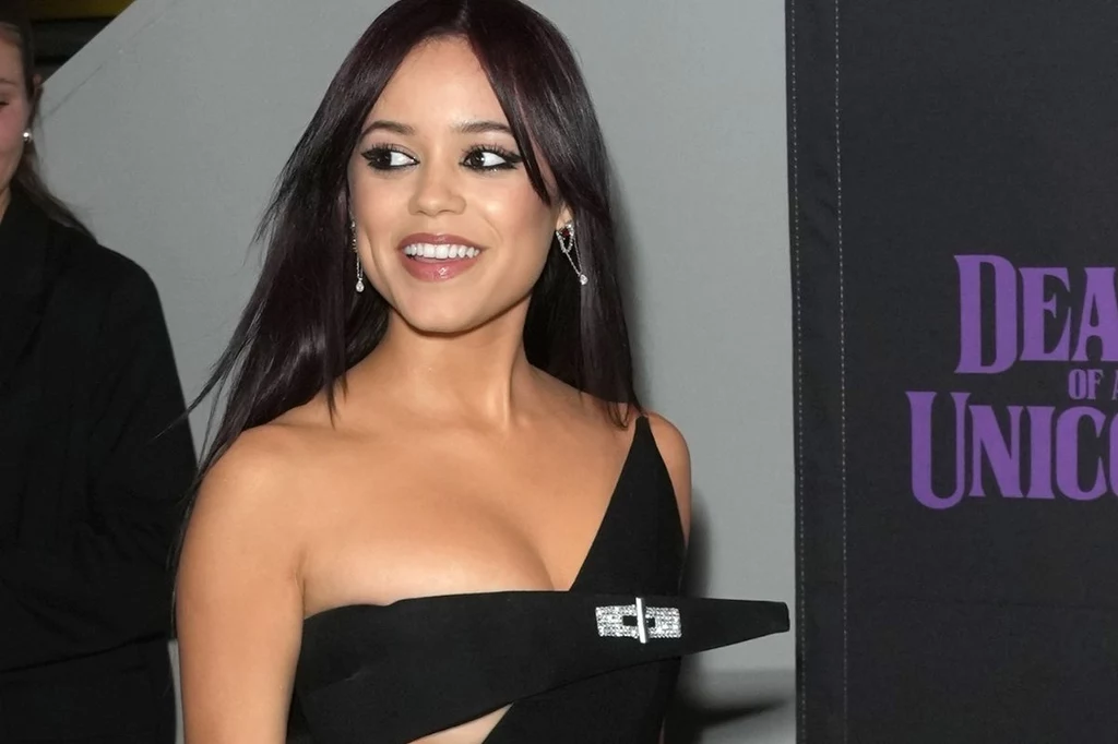 Jenna Ortega zachwyciła suknią, w której pojawiła się na premierze filmu 