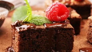 Tak zrobisz szybkie i puszyste jak chmurka ciasto czekoladowe. Kluczem 1 składnik