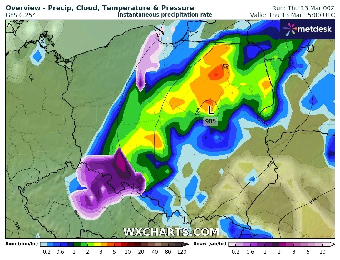 W czwartek w większości dnia pojawią się ulewy, a miejscami spadnie też deszcz ze śniegiem. Na południowym wschodzie możliwe burze W czwartek w większości dnia pojawią się ulewy, a miejscami spadnie też deszcz ze śniegiem. Na południowym wschodzie możliwe burze