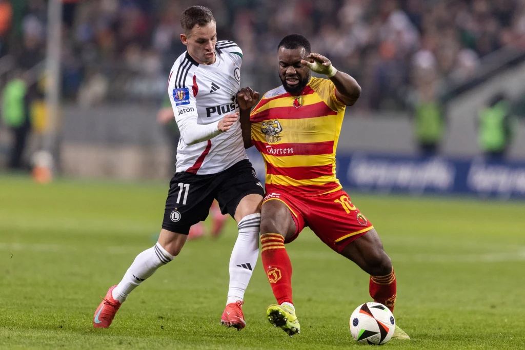 Kacper Chodyna (Legia) i Afimico Pululu (Jagiellonia)