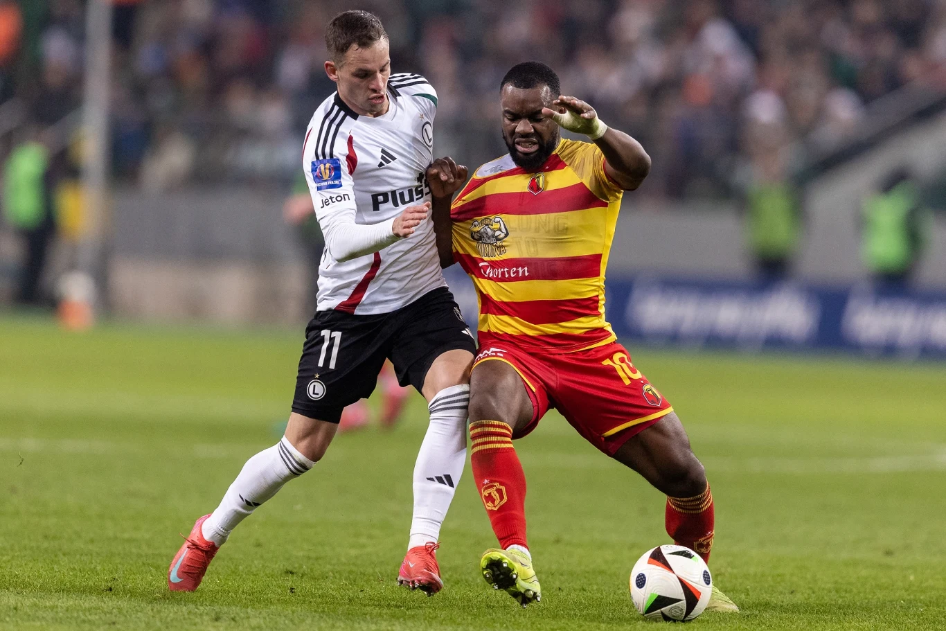 Kacper Chodyna (Legia) i Afimico Pululu (Jagiellonia) Kacper Chodyna (Legia) i Afimico Pululu (Jagiellonia)