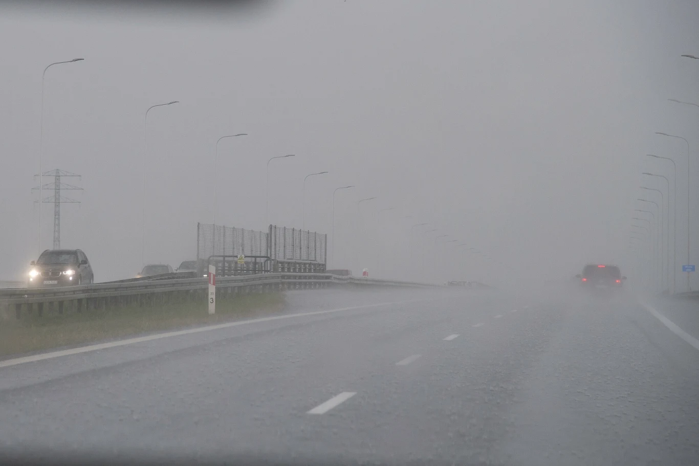 Czwartek będzie nieprzyjemnym dniem, z ulewami w większości kraju. Miejscami spadnie też deszcz ze śniegiem i śnieg. Na południowym wschodzie trzeba uważać na burze Czwartek będzie nieprzyjemnym dniem, z ulewami w większości kraju. Miejscami spadnie też deszcz ze śniegiem i śnieg. Na południowym wschodzie trzeba uważać na burze