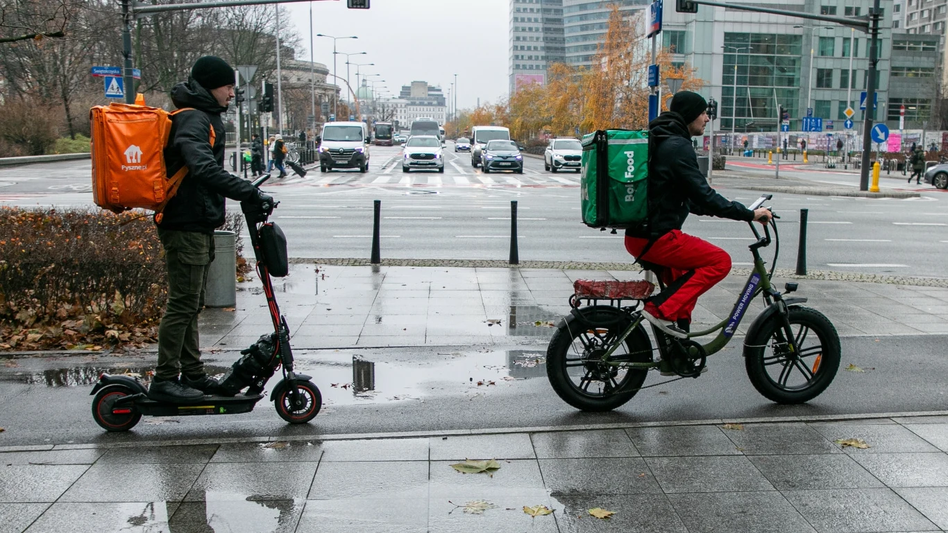 W polskich miastach coraz częściej można zauważyć ciężkie rowery elektryczne rozpędzające się nawet do 50 km/h. Nie trzeba na nich nawet pedałować