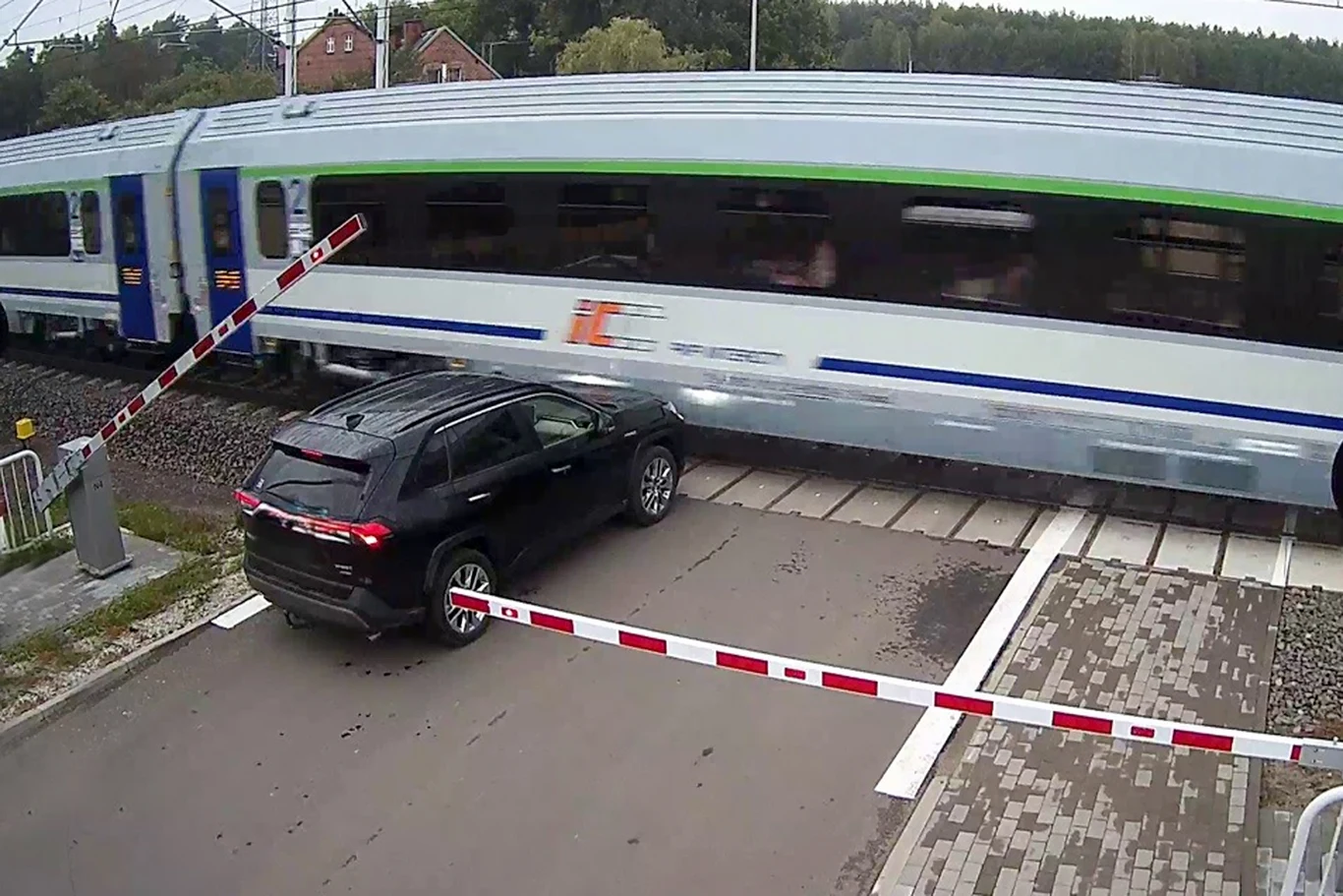 Objechała zamykające się zapory. Pociąg minął auto na milimetry Objechała zamykające się zapory. Pociąg minął auto na milimetry