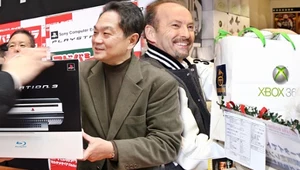 Od lewej: Ken Kutaragi (Sony) i Peter Moore (Microsoft) podczas otwarcia sprzedaży konsol nowej generacji: PlayStation 3 i Xboxa 360