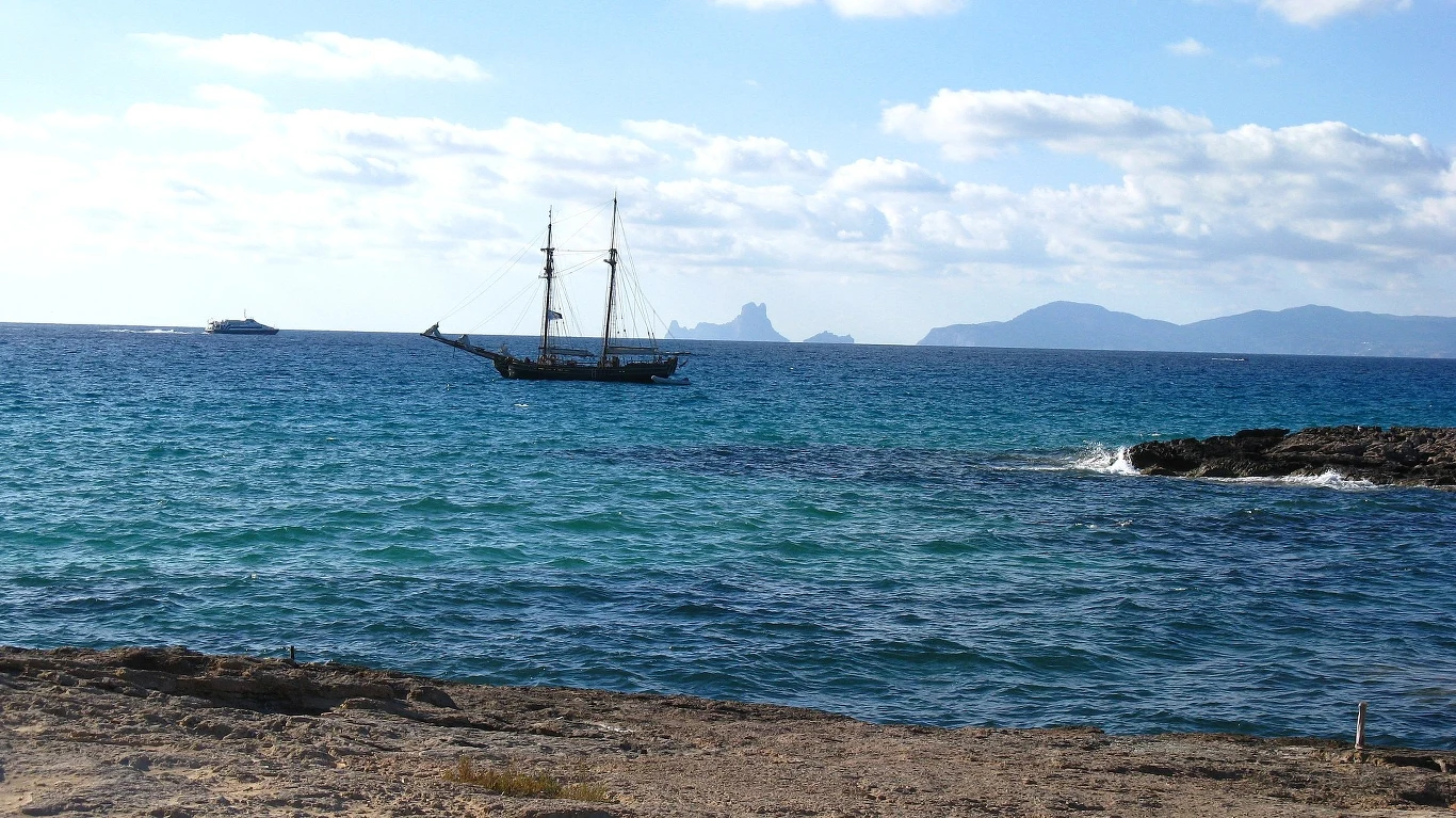 Formentera to malutka wyspa, która oferuje relaks, spokój, ale i bliską odległość do bardziej rozrywkowych miejsc.