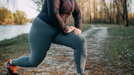 Wykroki chodzone wzmacniają mięśnie i poprawiają równowagę