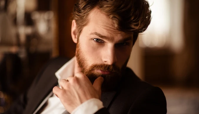 Na początku każdy daje się nabrać. Te zachowania zdradzają narcyza