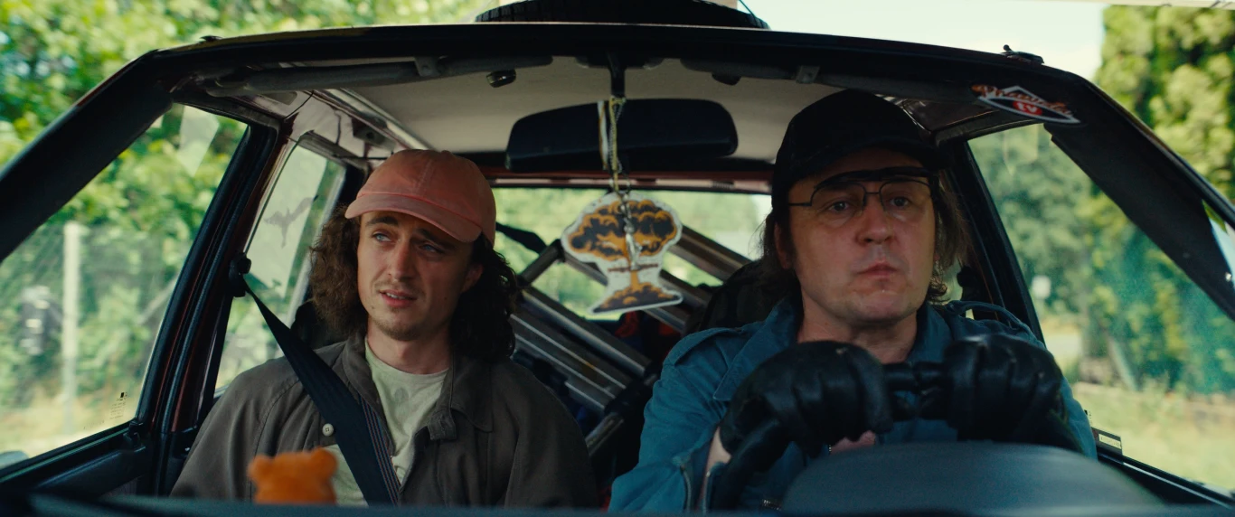 Mikołaj Kubacki i Adam Woronowicz w filmie "Wujek Foliarz"