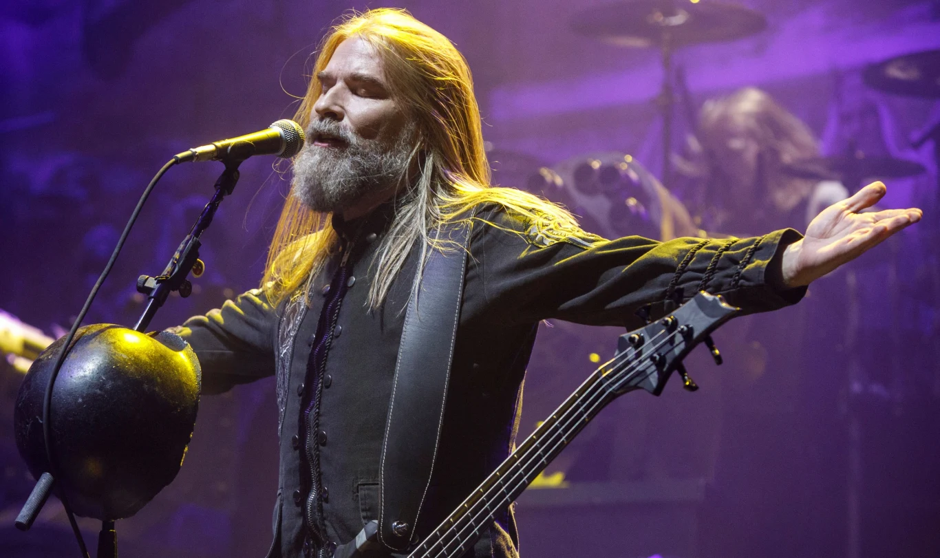 Pär Sundström (Sabaton) w akcji Pär Sundström (Sabaton) w akcji