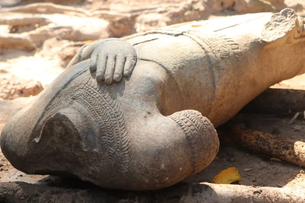 Bezgłowy posąg, który archeolodzy odkryli w kompleksie świątynnym Angkor w prowincji Siem Reap w Kambodży