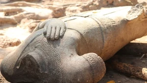 Bezgłowy posąg, który archeolodzy odkryli w kompleksie świątynnym Angkor w prowincji Siem Reap w Kambodży