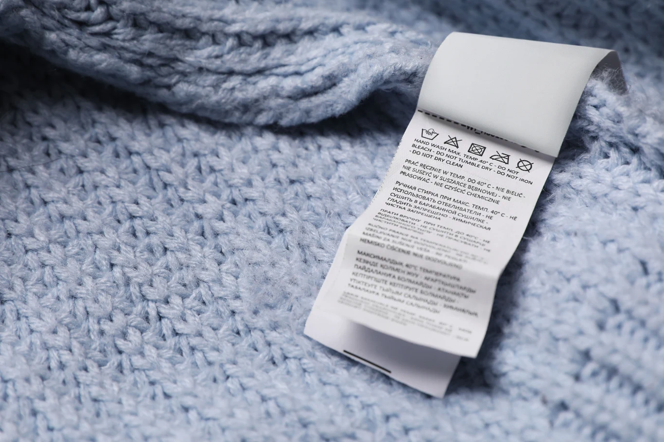 Symbol miski z ręką na metce oznacza konieczność prania ręcznego. 