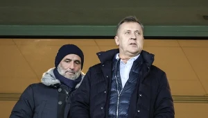 Prezes PZPN Cezary Kulesza (na pierwszym planie) będzie musiał "wyprostować" kwestię transmisji z meczu o Superpuchar Polski