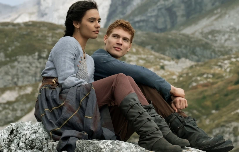 "Koło Czasu": Madeleine Madden (Egwene al’Vere), Josha Stradowski (Rand al’Thor) "Koło Czasu": Madeleine Madden (Egwene al’Vere), Josha Stradowski (Rand al’Thor)