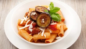 Pasta alla Norma, czyli bakłażanowa symfonia smaku prosto z sycylijskiej Katanii
