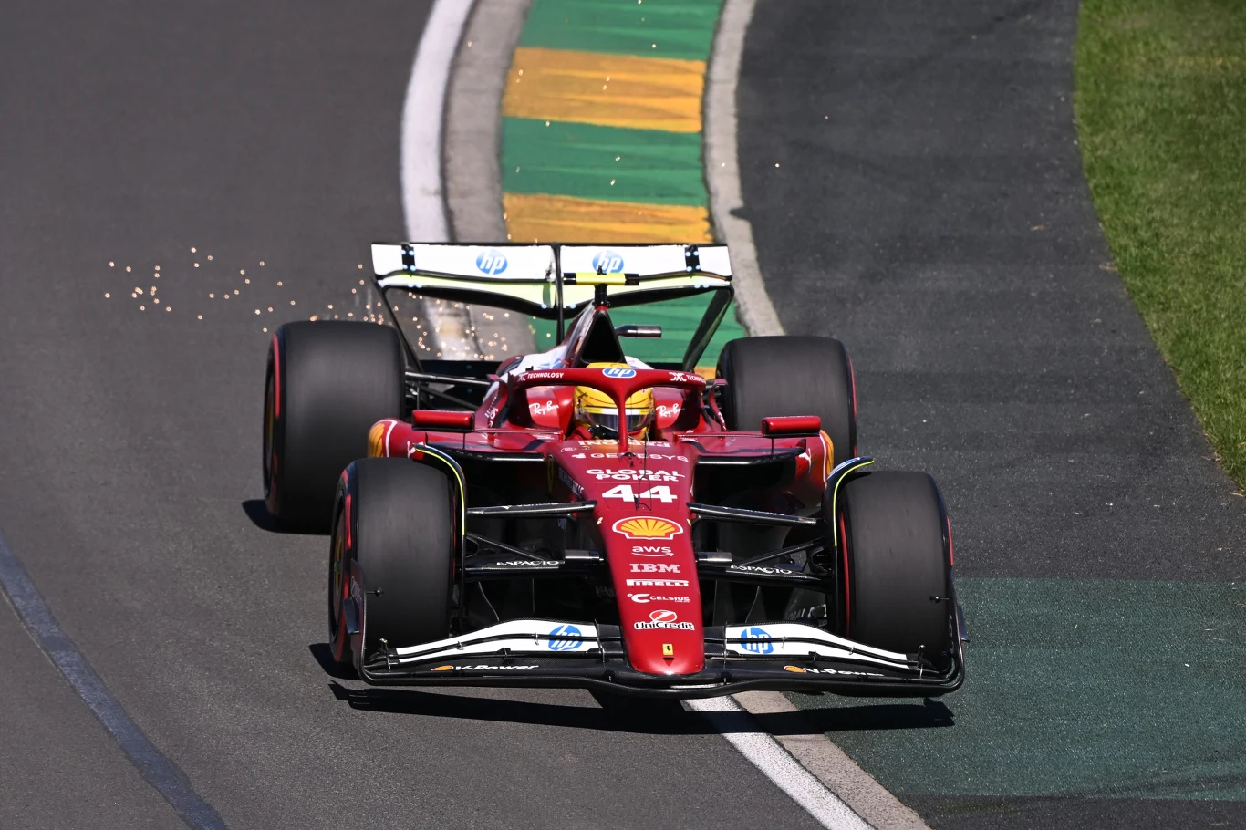 Lewis Hamilton w bolidzie Ferrari Lewis Hamilton w bolidzie Ferrari