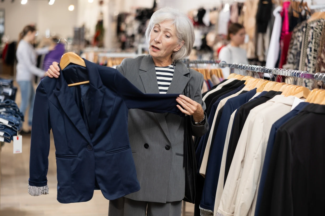 Jaka marynarka dla 50-latki? Taliowane modele to strzał w dziesiątkę.