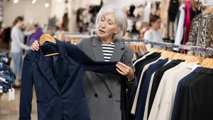 Marynarka o tym kroju to must-have dla 50-latki. Dobrze modeluje figurę i optycznie odmładza 