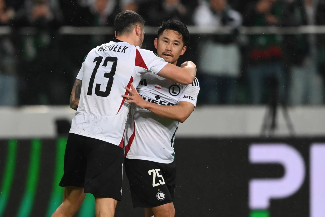 Paweł Wszołek i Ryoya Morishita z Legii Warszawa