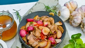 Aromatyczne i lekko pikantne polędwiczki wieprzowe ze smażoną rzodkiewką. Według Jurka Sobieniaka 