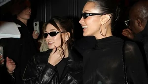 Hailey Bieber i Bella Hadid podbijają Paryż w modnych stylizacjach. W roli głównej czerń i prześwity